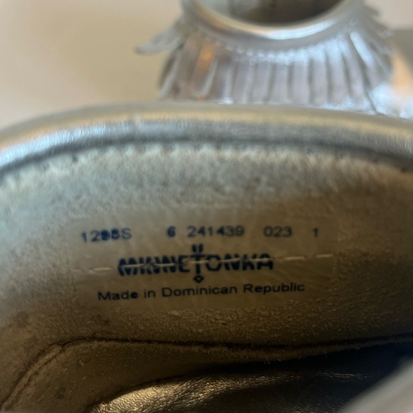 Minnetonka Toddler Double Fringe Side Zip Moccasin Boots Metallic Silver - Picture 7 of 8